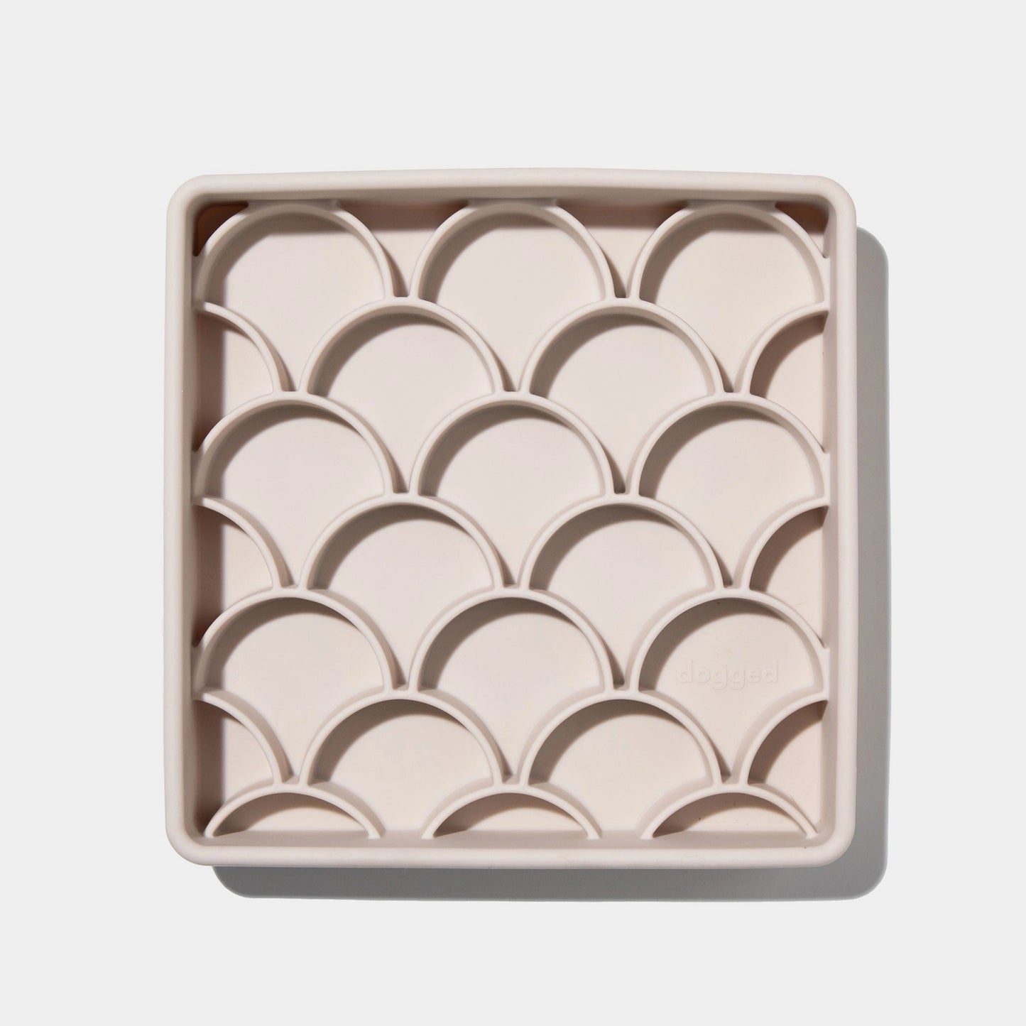3-in-1 ‘Fish Scale’ Feeder Bowl | Sand